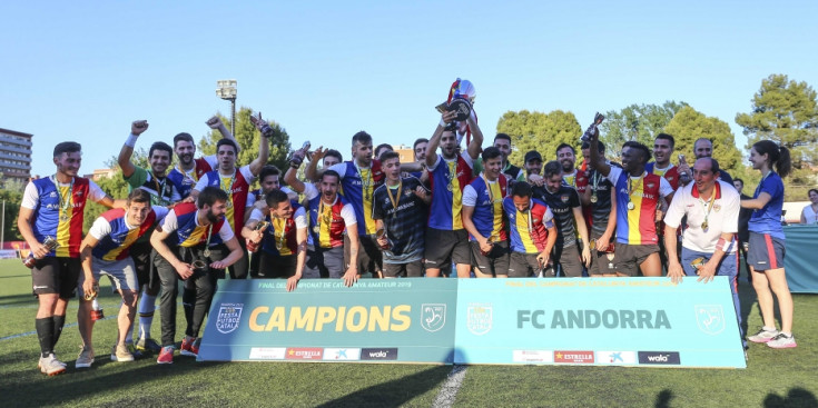 33 L’FC Andorra celebra el títol de campió de la categoria, dissabte a l’Estadi Municipal el Congost de Manresa.