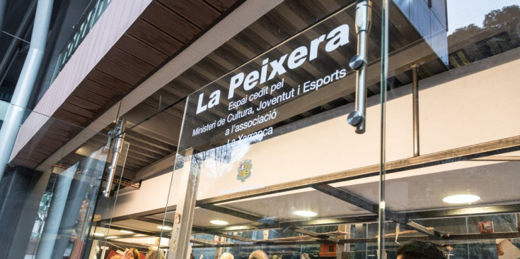 Membres de la Xarranca i diverses autoritats acudeixen a la inauguració de ‘La Peixera’, l’abril de l’any passat.