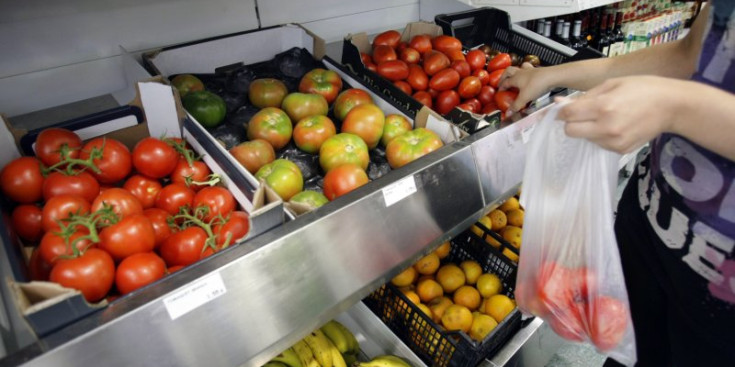 Una persona comprant fruita i verdura en un supermercat, en una imatge d’arxiu.