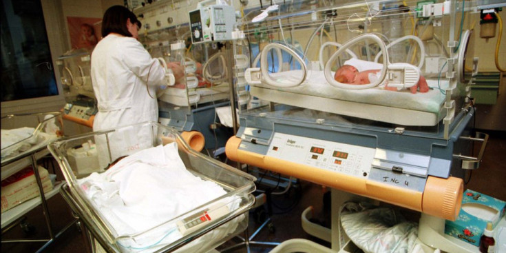 Una infermera atén a uns nadons a la incubadora de l’Hospital de Nostra Senyora de Meritxell, a Escaldes-Engordany