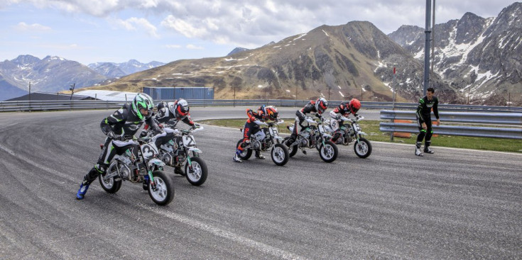 Els pilots practiquen al circuit del Pas de la Casa, ahir.