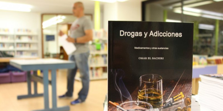 El llibre 'Drogas y adicciones' de l'escriptor i psicòleg Omar El Bachiri.