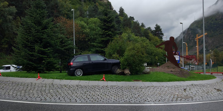 Un accident l'any passat a la rotonda de Valira Nova.