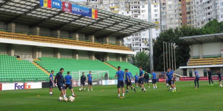 Els jugadors de la selecció durant l’entrenament d’ahir a l’estadi de Chisinau.