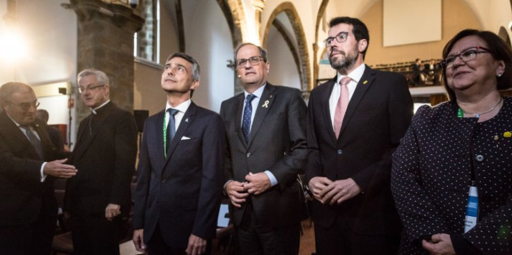 Al centre, el president de la Generalitat, Quim Torra, al costat de l’alcalde de la Seu d’Urgell, Albert Batalla, acompanyats d’altres autoritats, ahir.