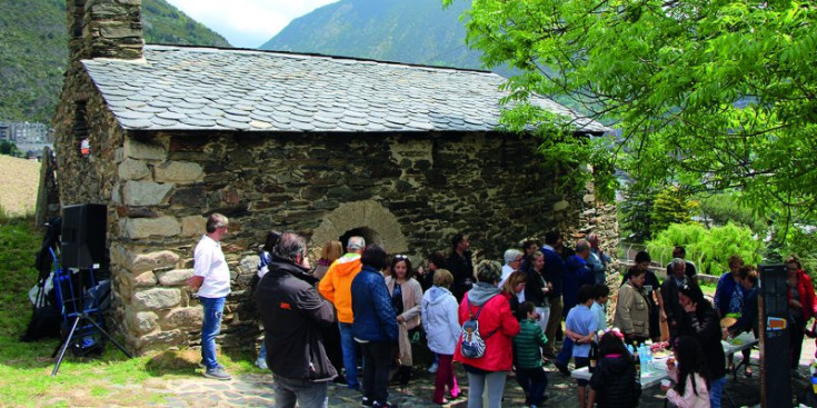 Els ciutadans gaudint de l’aperitiu a Sant Romà de Vila.