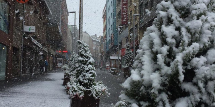 Els carrers del Pas de la Casa acumulen una fina capa de neu, ahir.
