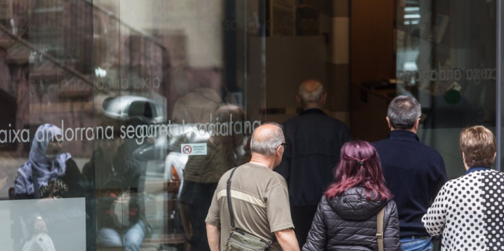 Diversos usuaris accedeixen a l’edifici de la CASS.