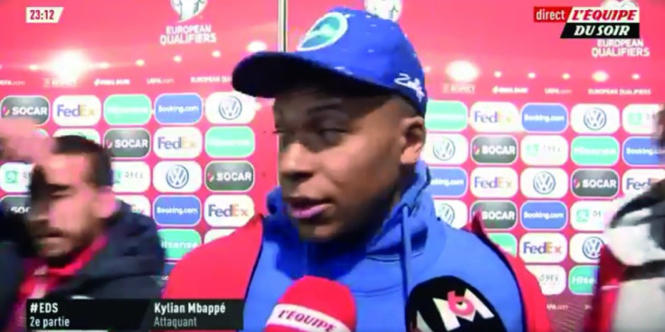 Cristian ‘Kiki’ Martínez fa una broma a Kylian Mbappé, dimarts.