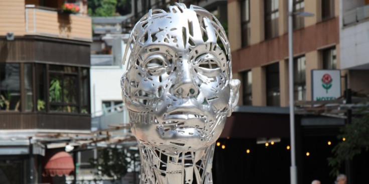 Escultura Nefer 2.0 que es troba a la plaça Coprínceps-