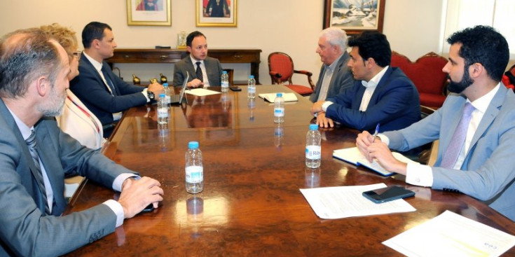 Xavier Espot i Jordi Gallardo es van reunir amb els representants de la CEA a l’edifici administratiu.
