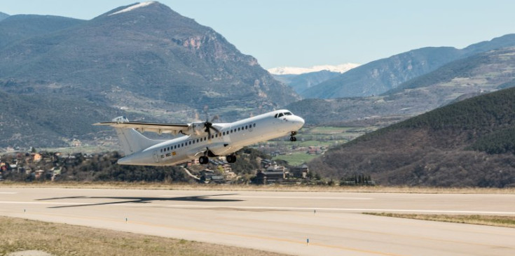 Una aeronau a l’aeroport d’Andorra-La Seu.