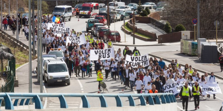 Manifestació pel bus i la rotonda del Punt de Trobada