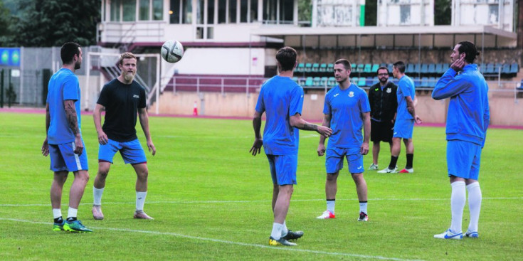 El Vallbanc FC Santa Coloma entrena a l’Estadi Comunal, ahir.
