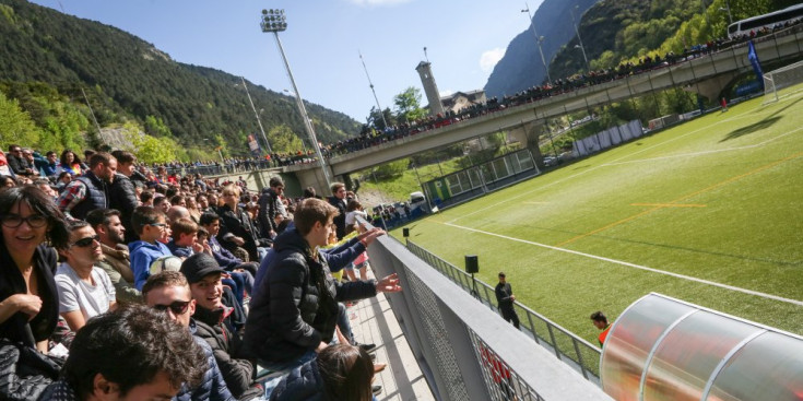 L’afició anima a l’FC Andorra durant el darrer partit de Primera Catalana contra la UD de Viladecans.