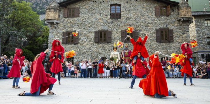 L’esbart Lauredià roda falles de papers de colors.