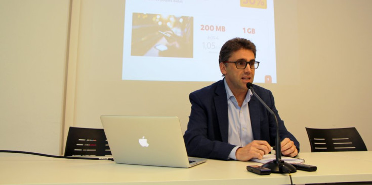 El portaveu d’Andorra Telecom, Carles Casadevall, presenta les promocions d’esitu, ahir.