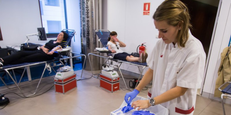 Una infermera atenia ahir dues de les primeres donants que participaven de la segona campanya de recollida.