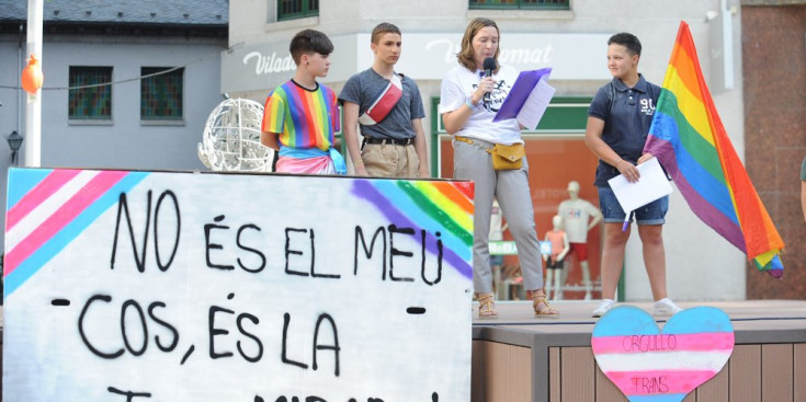 Un moment de la lectura del manifest durant el Pride que es va fer ahir a la plaça Coprínceps.