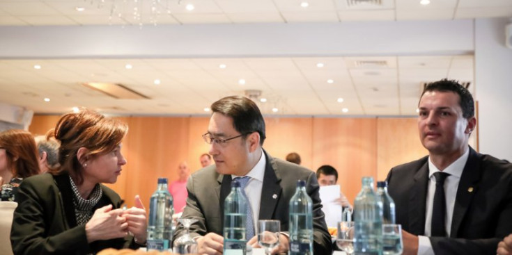 La ministra de Turisme, Verònica Canals, l’ambaixador xinés, Lyu Fan, i el ministre d’Economia, Jordi Gallardo a la trobada empresarial d’ahir.
