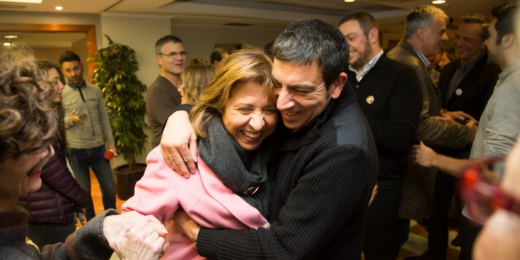 Conxita Marsol amb Miquel Canturri celebrant la victòria electoral del 2015.