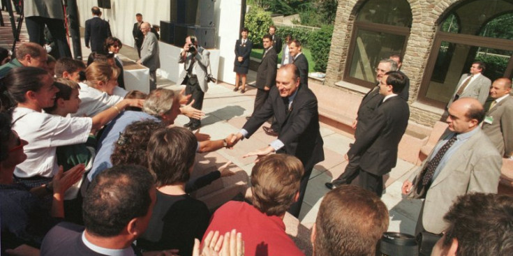 Jacques Chirac saluda els assistents a la rua.