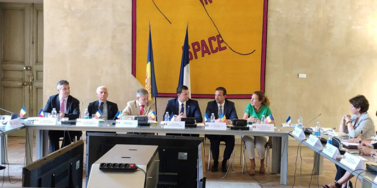 Les autoritats andorranes i franceses durant la reunió que es va mantenir ahir a Tolosa.
