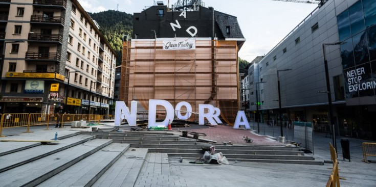 La plaça on actualment hi ha les lletres de grans dimensions amb la paraula ‘Andorra’ i que hauria de tornar a acollir les oficines d’Andorra Telecom.