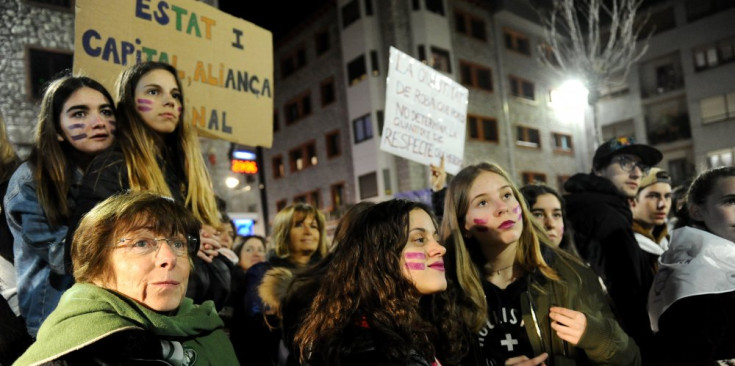 Diverses persones reivindiquen els drets de les dones, el passat 8 de març.