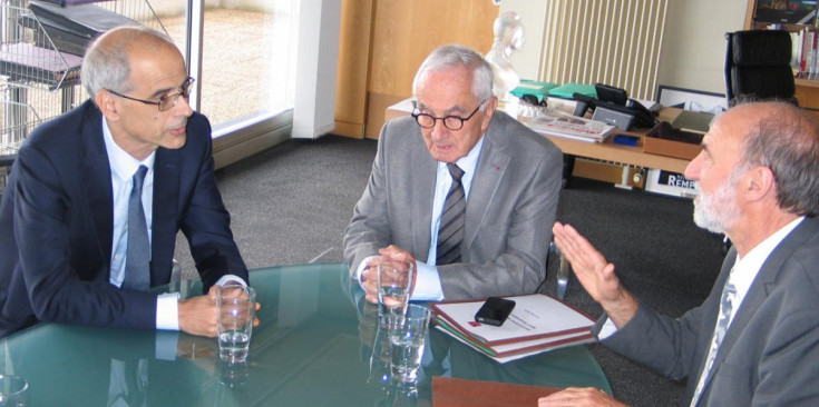 El cap de Govern, Toni Martí, conversa amb el president i el vicepresident de la regió Migdia-Pirineus, ahir a Tolosa.