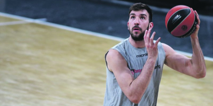 Musli jugant amb el Brose Baskets Bamberg.