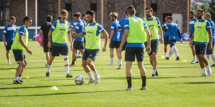 El Vallbanc FC Santa Coloma prepara el partit contra l’FC Astana, ahir.