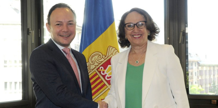 El cap de Govern, Xavier Espot, encaixa les mans amb la secretaria general iberoamericana, Rebeca Grynspan.