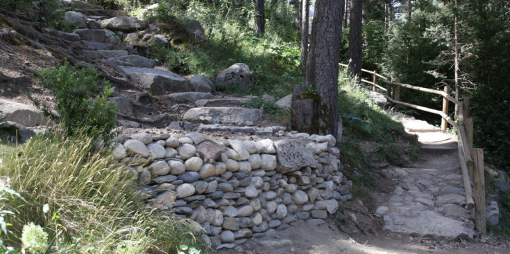 Un mur de pedra seca i un dels camins que la brigada de Medi Ambient d’Escaldes ha arreglat.