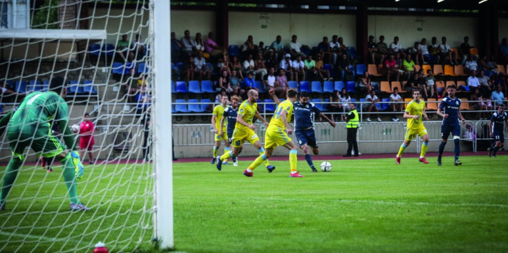 El Vallbanc FC Santa Coloma i l’FC Astana s’enfronten a l’Estadi Comunal, ahir.