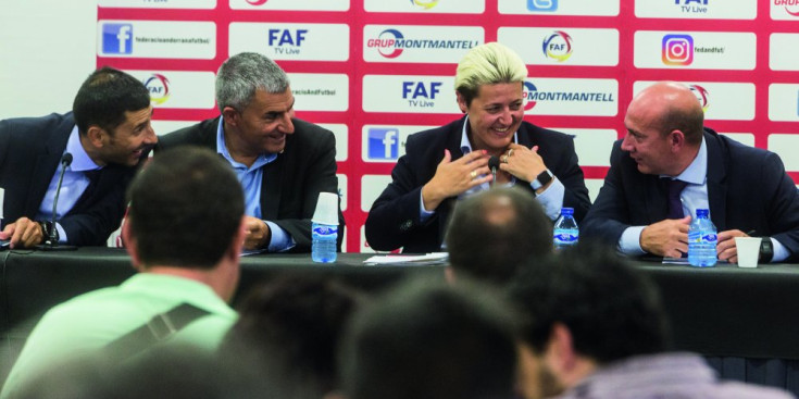 La junta directiva de la Federació Andorrana de Futbol durant l’assemblea extraordinària, ahir.