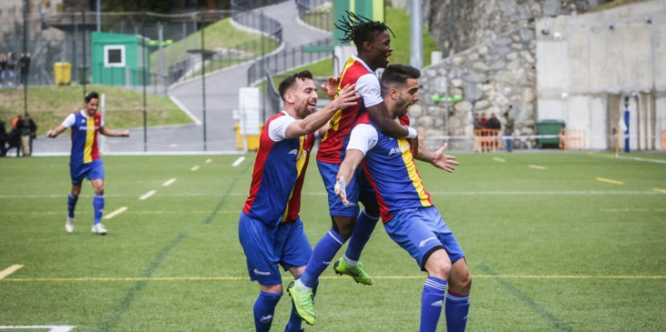Ferran Tacón, Moha Keita i Ernest Forgas celebren un gol en l’últim partit de la lliga de la temporada passada.