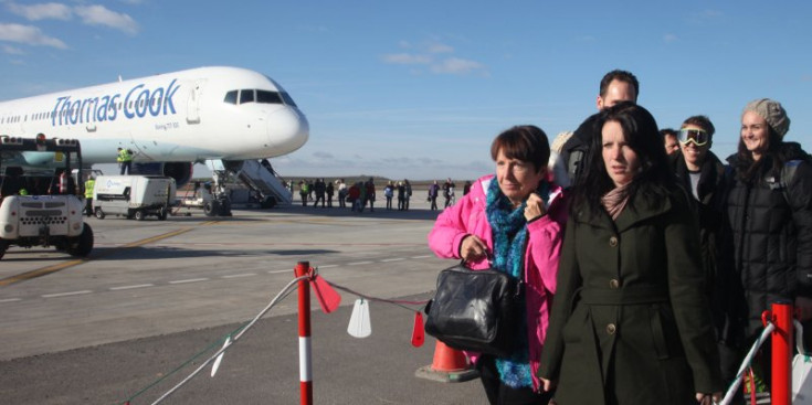 Turistes provinents de Manchester arriben a l’aeroport Lleida-Alguaire.