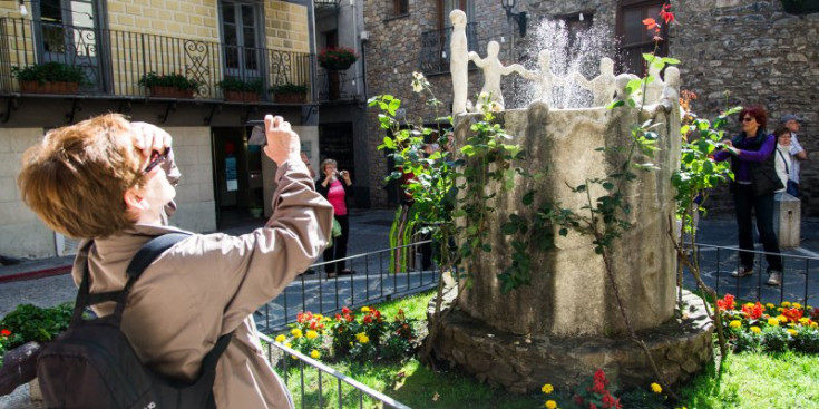 Una visitant francesa visita el casc antic d’Andorra la Vella.
