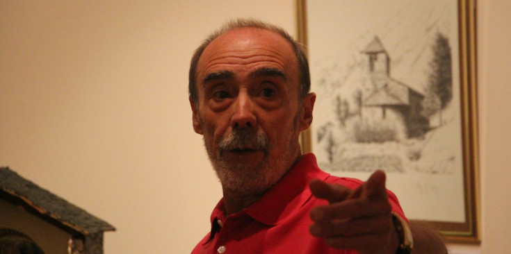 L’artista Agustí Rios, davant d’un dels seus gravats, ahir.