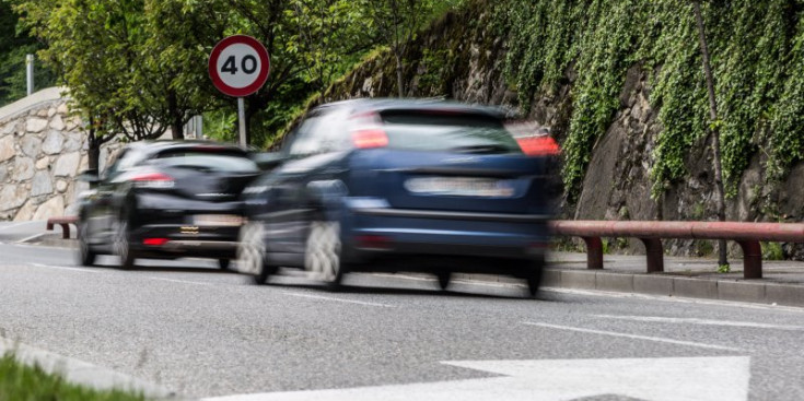 Circulació de vehicles a una carretera del Principat.