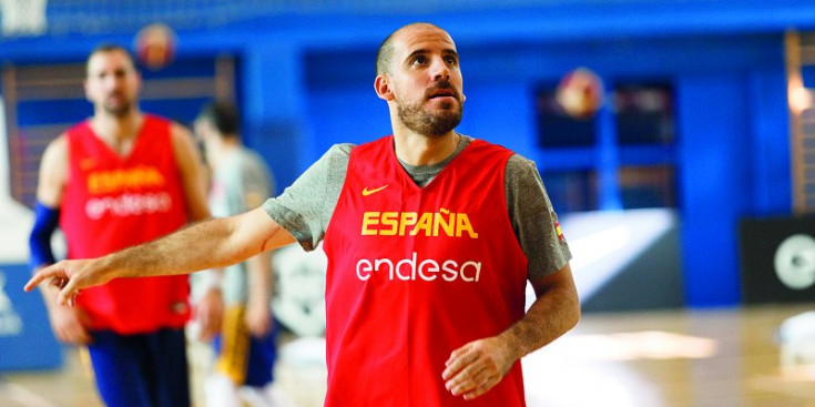 El jugador del València Basket, Quino Colom, entrena amb la selecció espanyola.