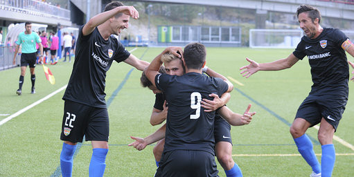 Els tricolor celebren el gol d'Adrià Vilanova de dimarts.
