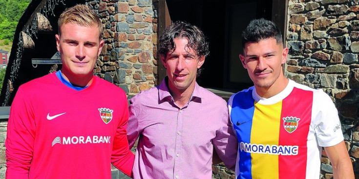 El porter Miguel Bañuz, el director general del club, Jaume Nogués, i el lateral dret Miguel Loureiro, ahir a Anyós.