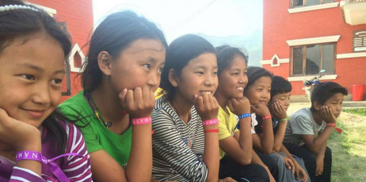Un grup d’infants del Nepal amb la polsera solidària Namaste.
