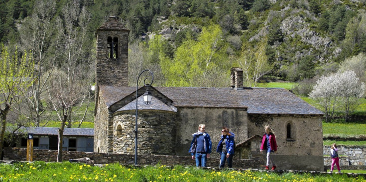 Visitants a l’església de Sant Martí de la Cortinada.