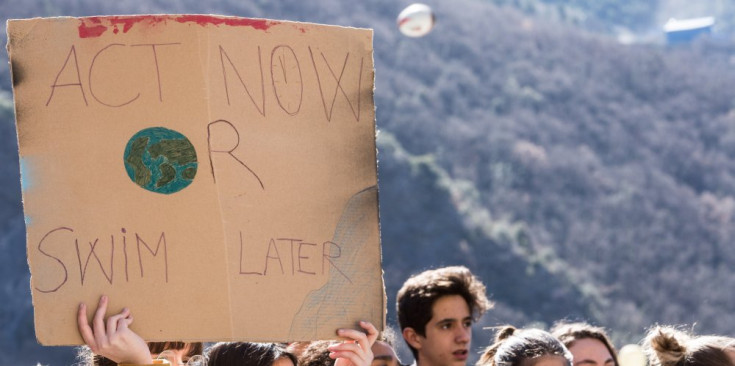 Membres del col·lectiu Fridays For Future en una de les protestes davant del Consell General.