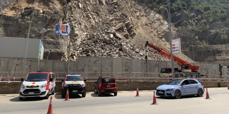 Un cotxe circula per la zona de l'esllavissada quan hi havia els passos alternatius habilitats.