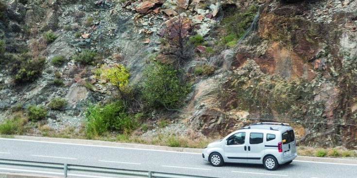 Un cotxe circula per un punt problemàtic de la CS130.