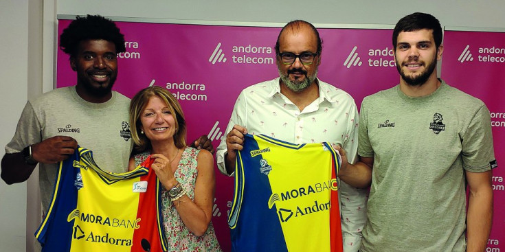 Frantz Massenat, Inés Martí, Francesc Solana i Dejan Todorovic a la seu d’Andorra Telecom, ahir.
